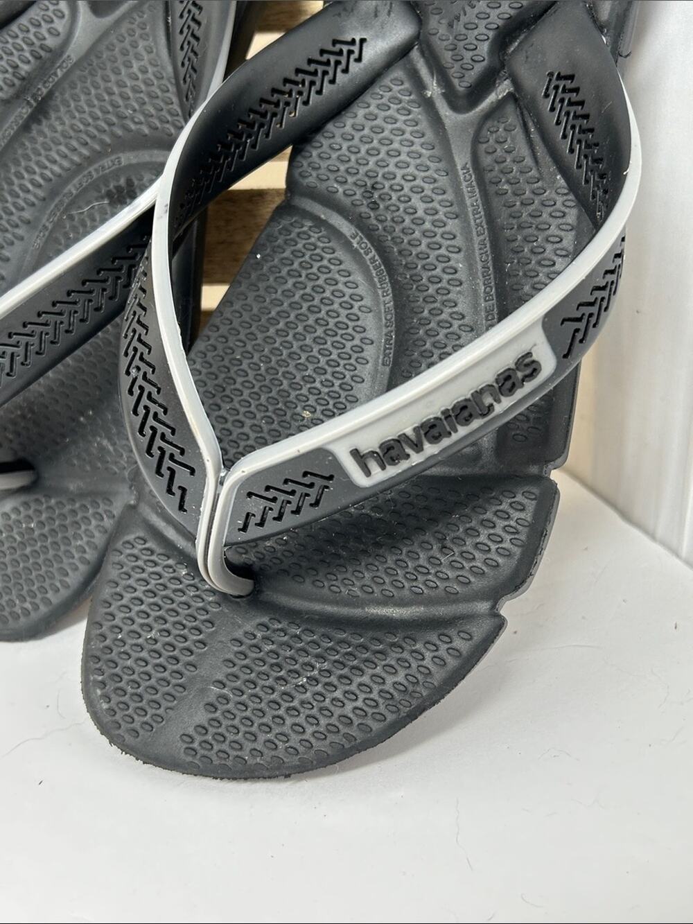 Havaianas Men’s Black Flip Flops with Gray Trim Size 41